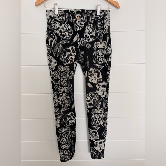 Hue jagging black & white floral pull on with functioning back pockets Small - Picture 1 of 4